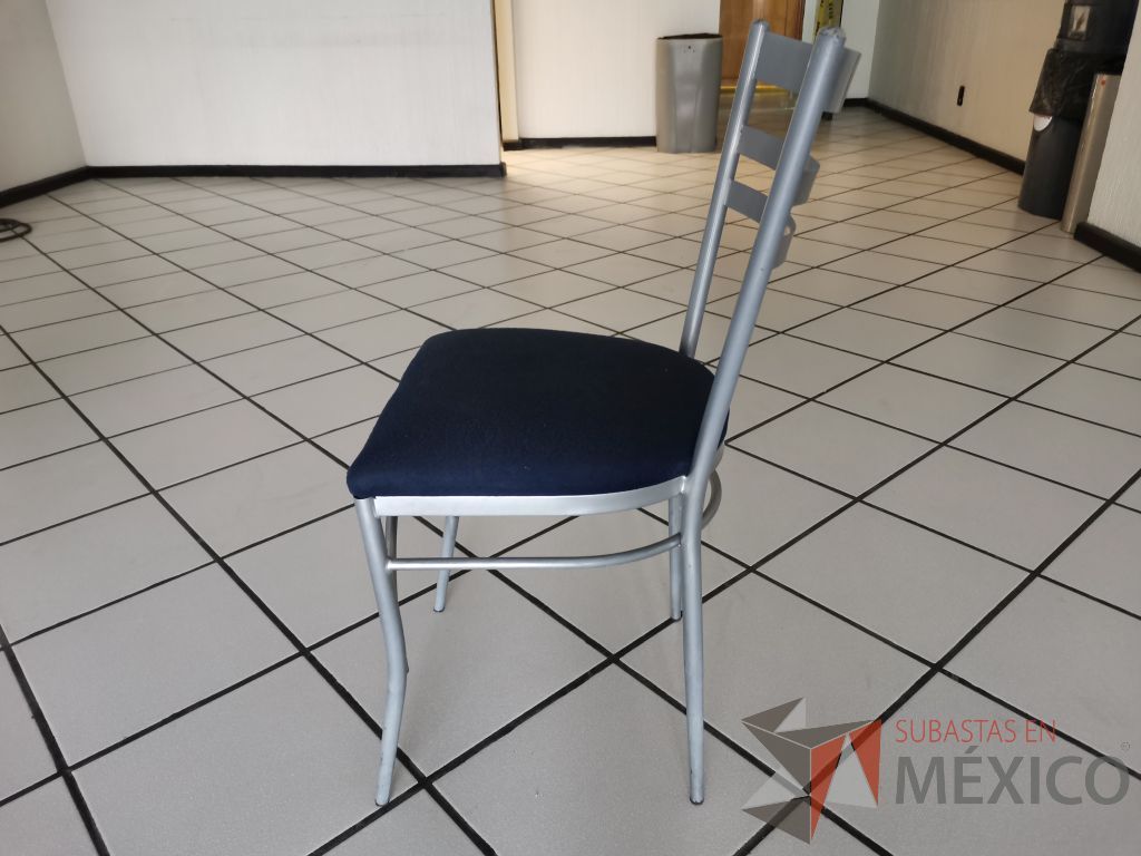 Lote 026 - 10 Sillas de comedor con estructura metálica color gris y asiento en tela color azul - Imagen 5