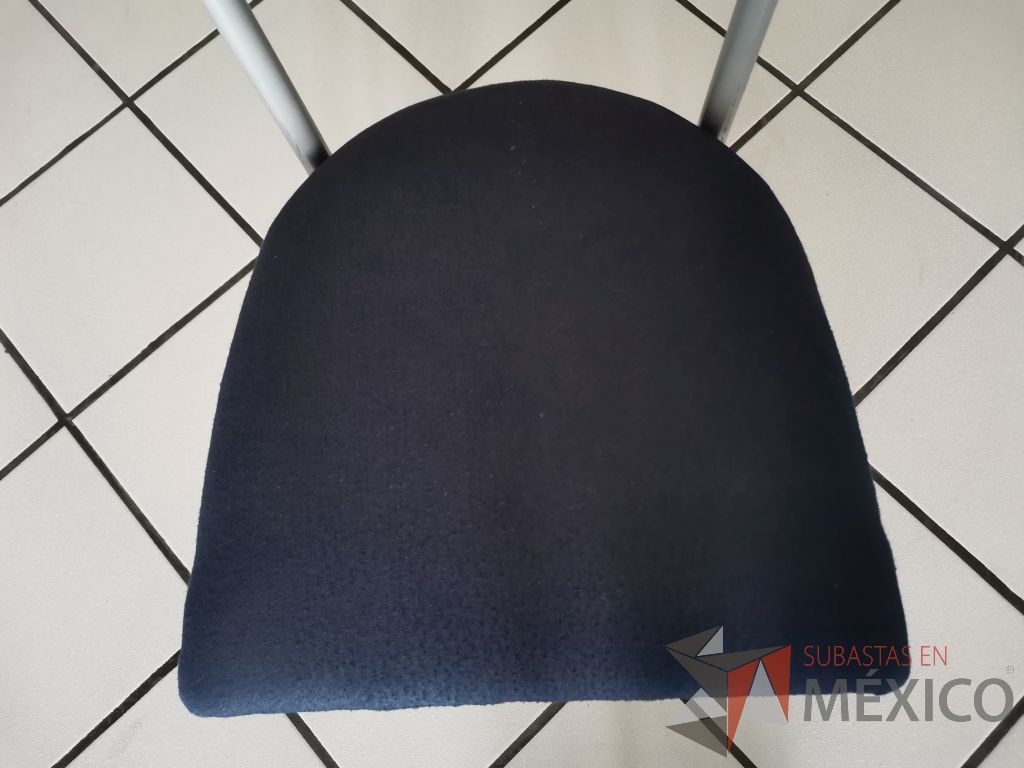 Lote 026 - 10 Sillas de comedor con estructura metálica color gris y asiento en tela color azul - Imagen 6