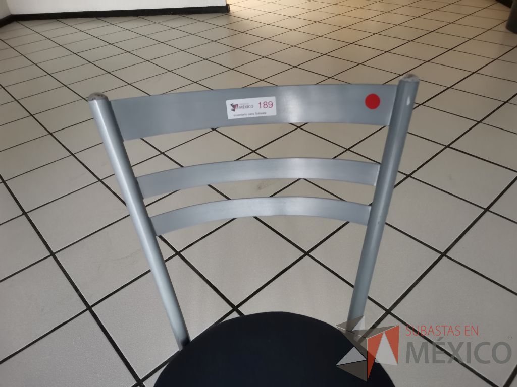 Lote 026 - 10 Sillas de comedor con estructura metálica color gris y asiento en tela color azul - Imagen 7