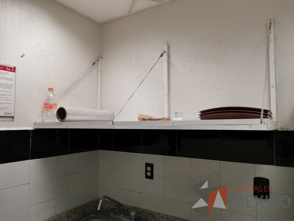 Lote 025 - Cocineta con tarja, dos puertas corredizas y repisas superiores - Imagen 4