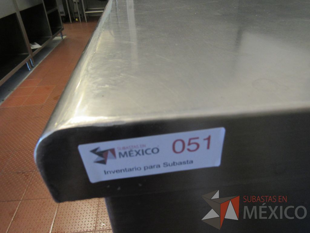 Lote 035 - Mesa gabinete con piso y dos entrepaños con zoclo, fabricado de acero 430 - Imagen 2