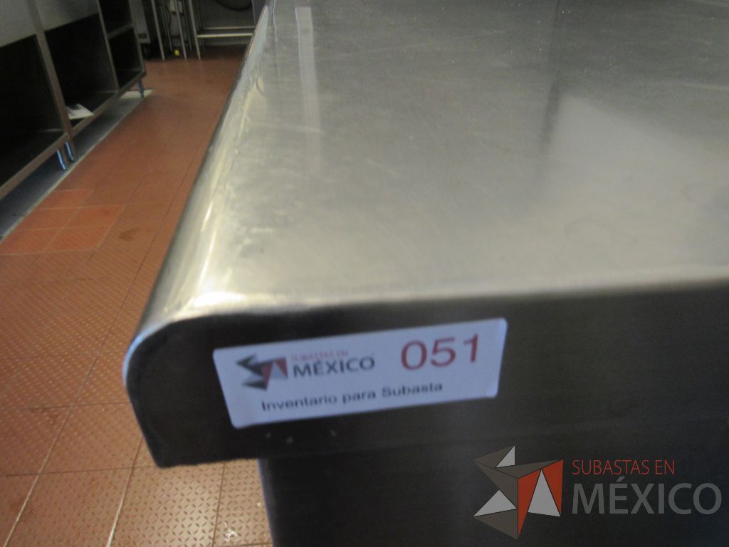 Lote 035 - Mesa gabinete con piso y dos entrepaños con zoclo, fabricado de acero 430 - Imagen 3