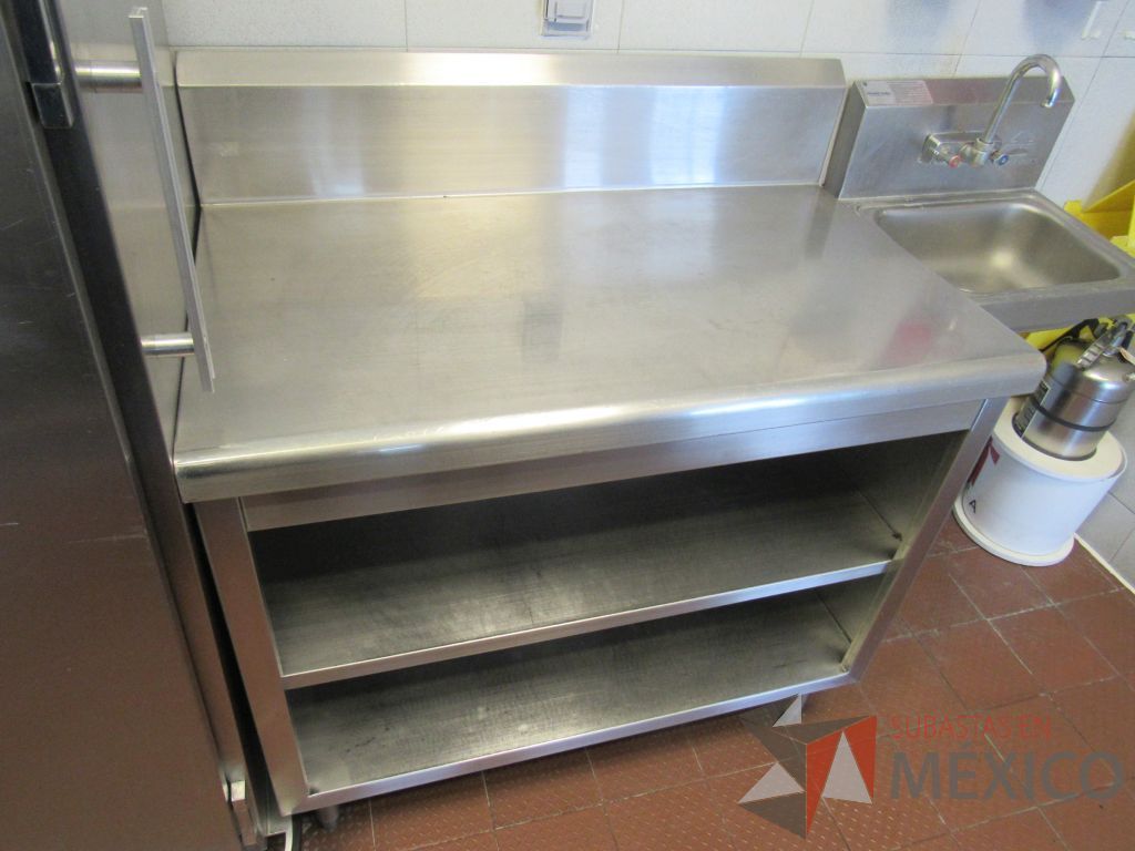 Lote 035 - Mesa gabinete con piso y dos entrepaños con zoclo, fabricado de acero 430 - Imagen 6