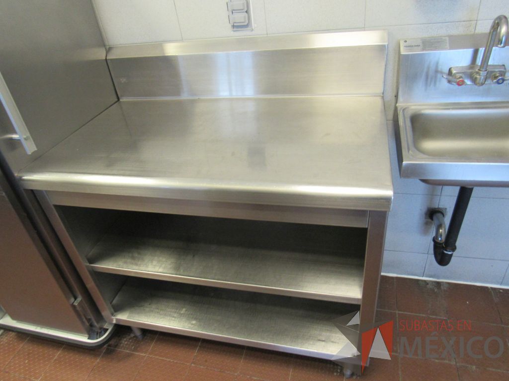 Lote 035 - Mesa gabinete con piso y dos entrepaños con zoclo, fabricado de acero 430 - Imagen 10