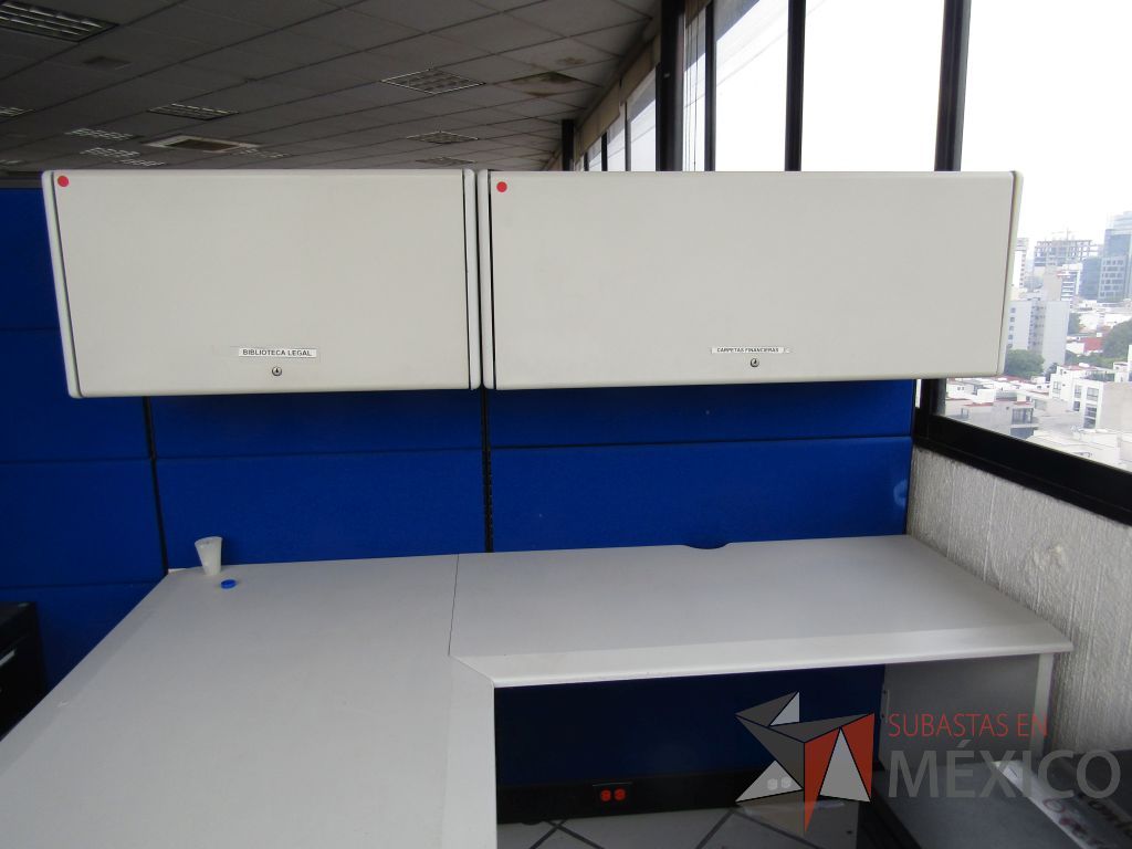 Lote 037 - Estación de trabajo para 2 personas con 2 gavetas, pizarrón blanco y 2 archiveros verticales de 3 cajones - Imagen 3