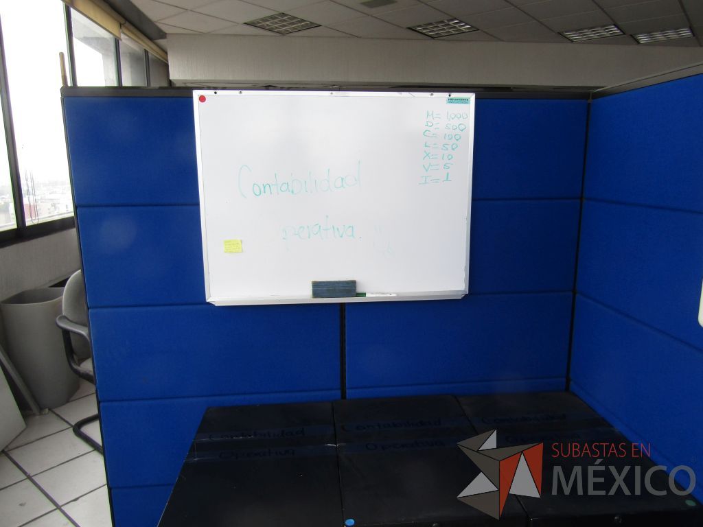 Lote 037 - Estación de trabajo para 2 personas con 2 gavetas, pizarrón blanco y 2 archiveros verticales de 3 cajones - Imagen 4