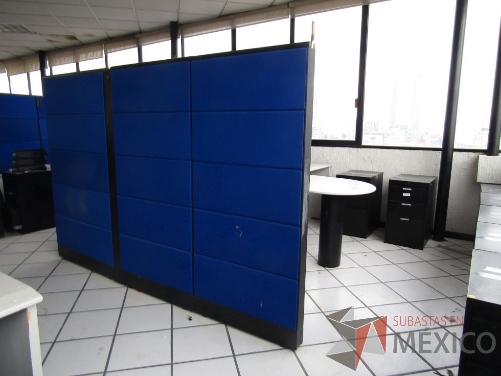 Lote 037 - Estación de trabajo para 2 personas con 2 gavetas, pizarrón blanco y 2 archiveros verticales de 3 cajones - Imagen 5