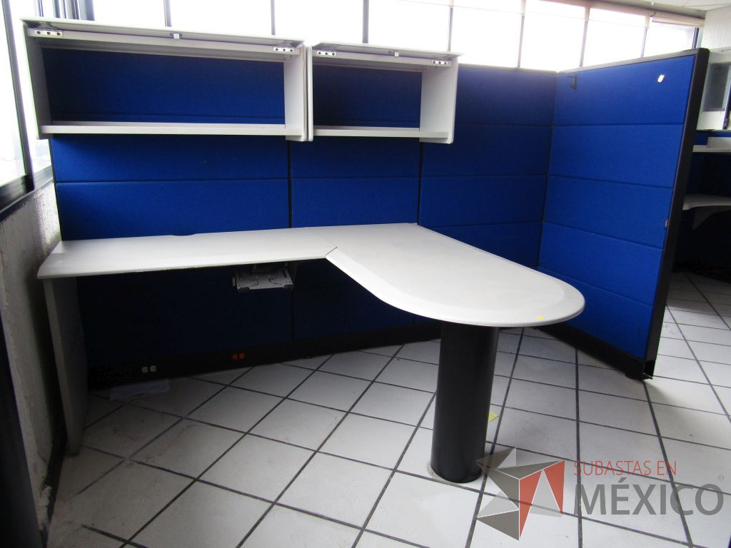 Lote 037 - Estación de trabajo para 2 personas con 2 gavetas, pizarrón blanco y 2 archiveros verticales de 3 cajones - Imagen 6