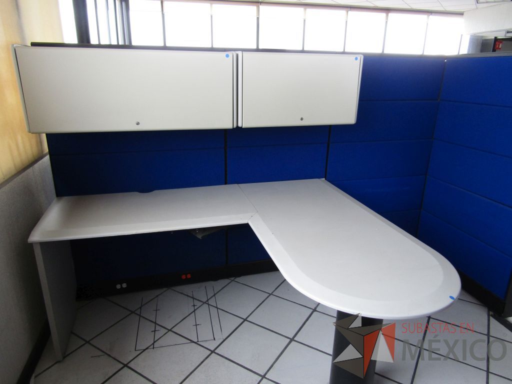 Lote 001 - Estación de trabajo para 1 persona, archivero vertical de 3 cajones escritorio en dos partes y 2 gavetas
