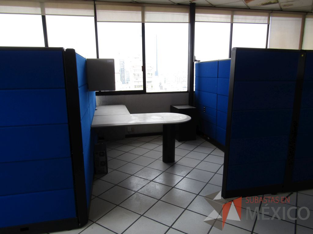 Lote 009 - Estación de trabajo para 2 personas con escritorios en escuadra, 4 gavetas y 2 archiveros verticales de 3 cajones - Imagen 2