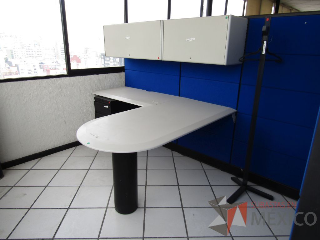 Lote 009 - Estación de trabajo para 2 personas con escritorios en escuadra, 4 gavetas y 2 archiveros verticales de 3 cajones - Imagen 3