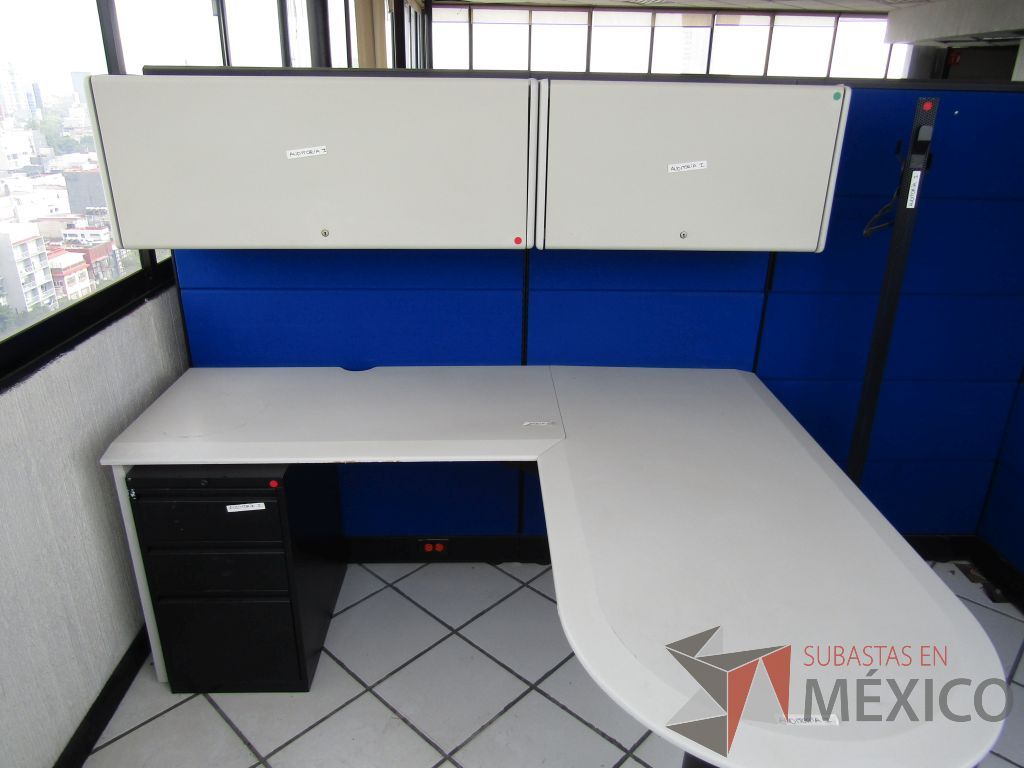 Lote 009 - Estación de trabajo para 2 personas con escritorios en escuadra, 4 gavetas y 2 archiveros verticales de 3 cajones - Imagen 5