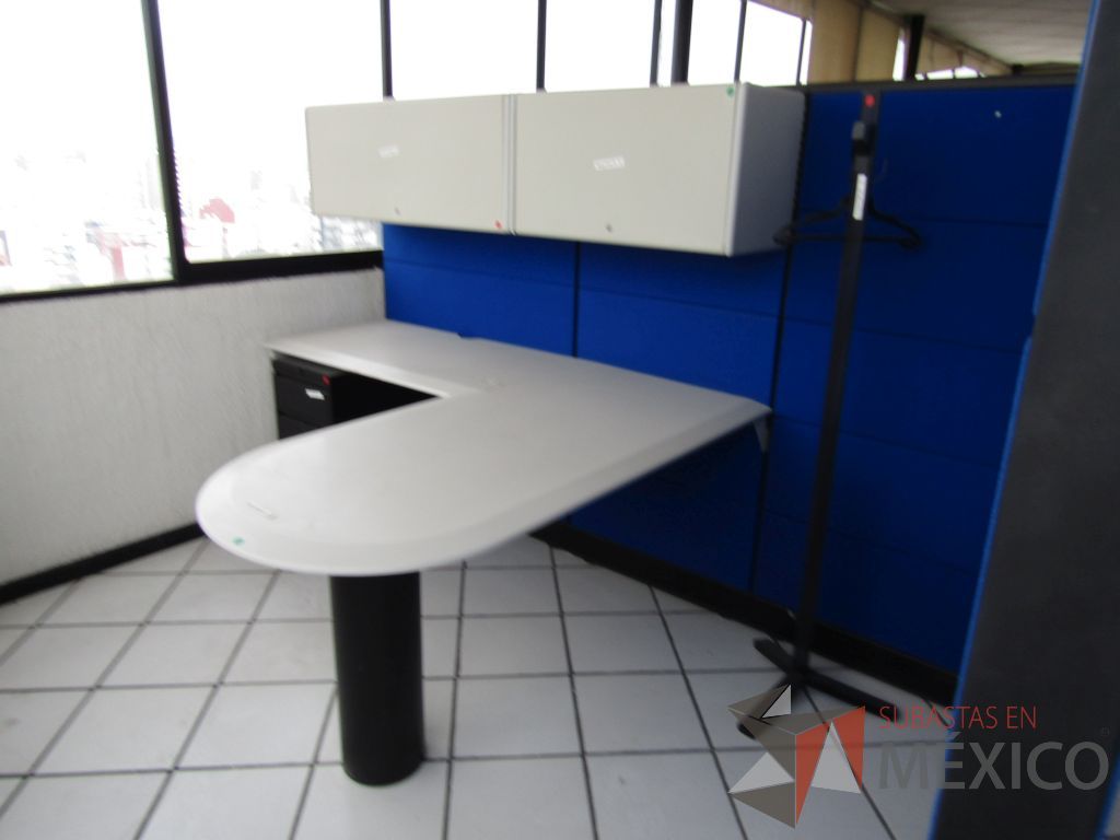 Lote 009 - Estación de trabajo para 2 personas con escritorios en escuadra, 4 gavetas y 2 archiveros verticales de 3 cajones - Imagen 6