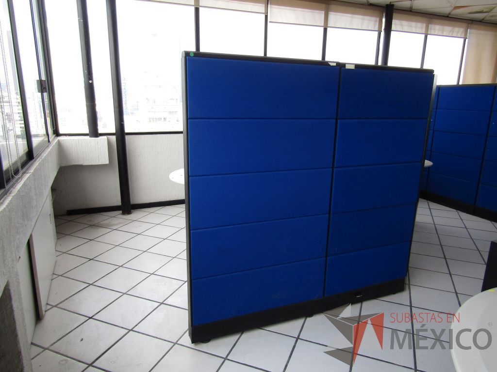 Lote 009 - Estación de trabajo para 2 personas con escritorios en escuadra, 4 gavetas y 2 archiveros verticales de 3 cajones - Imagen 7