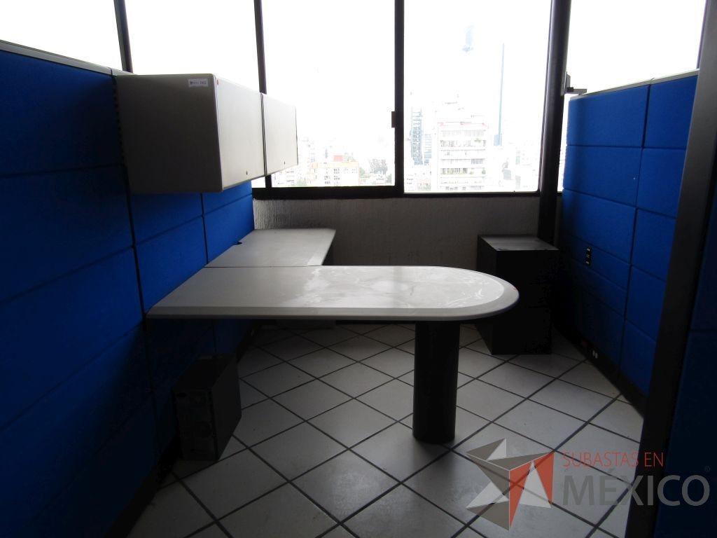 Lote 009 - Estación de trabajo para 2 personas con escritorios en escuadra, 4 gavetas y 2 archiveros verticales de 3 cajones - Imagen 8