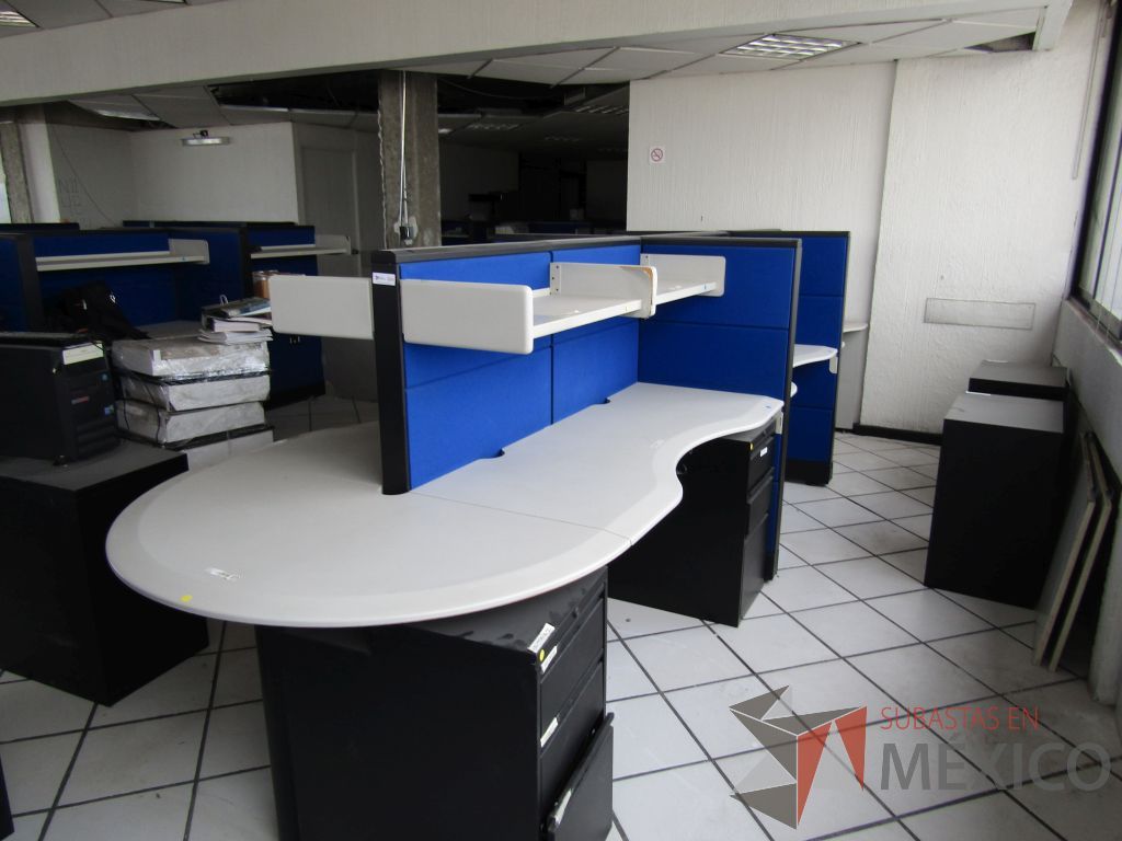 Lote 045 - Estación de trabajo para 8 personas con 8 repisas para documentos y 8 archiveros verticales de 3 cajones - Imagen 2
