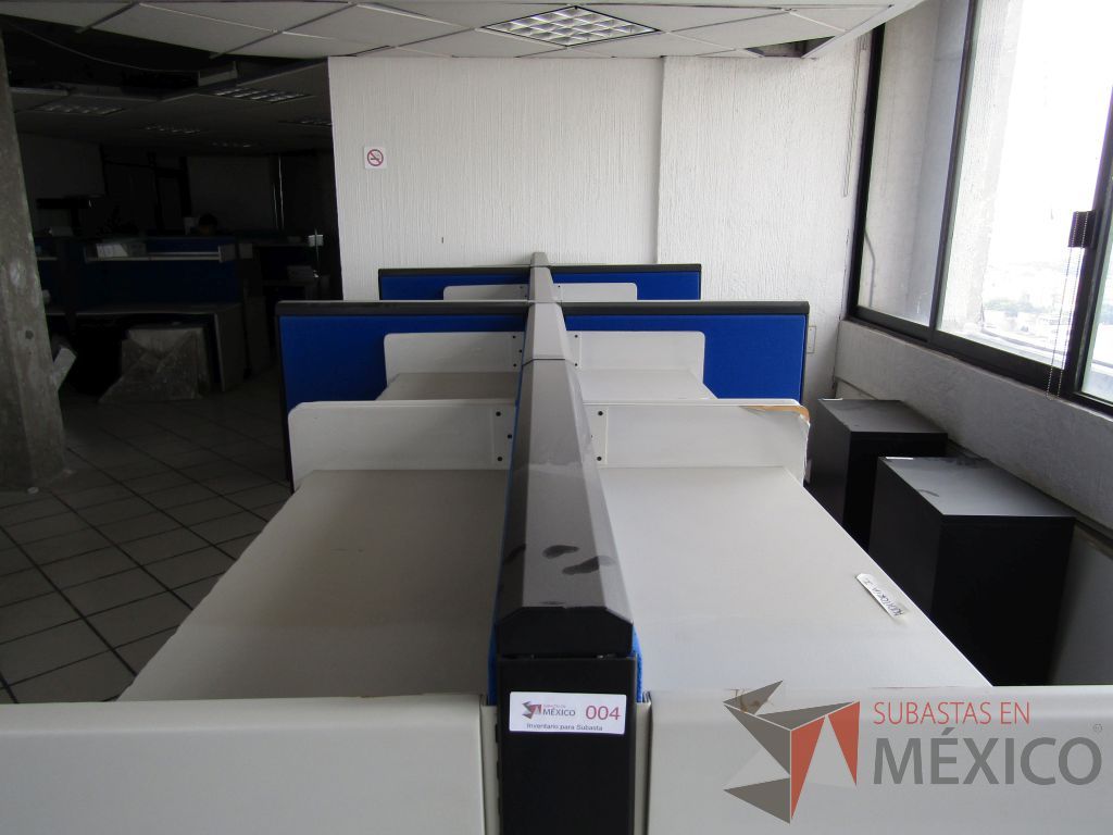 Lote 045 - Estación de trabajo para 8 personas con 8 repisas para documentos y 8 archiveros verticales de 3 cajones - Imagen 6