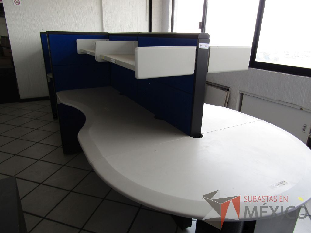 Lote 045 - Estación de trabajo para 8 personas con 8 repisas para documentos y 8 archiveros verticales de 3 cajones - Imagen 7