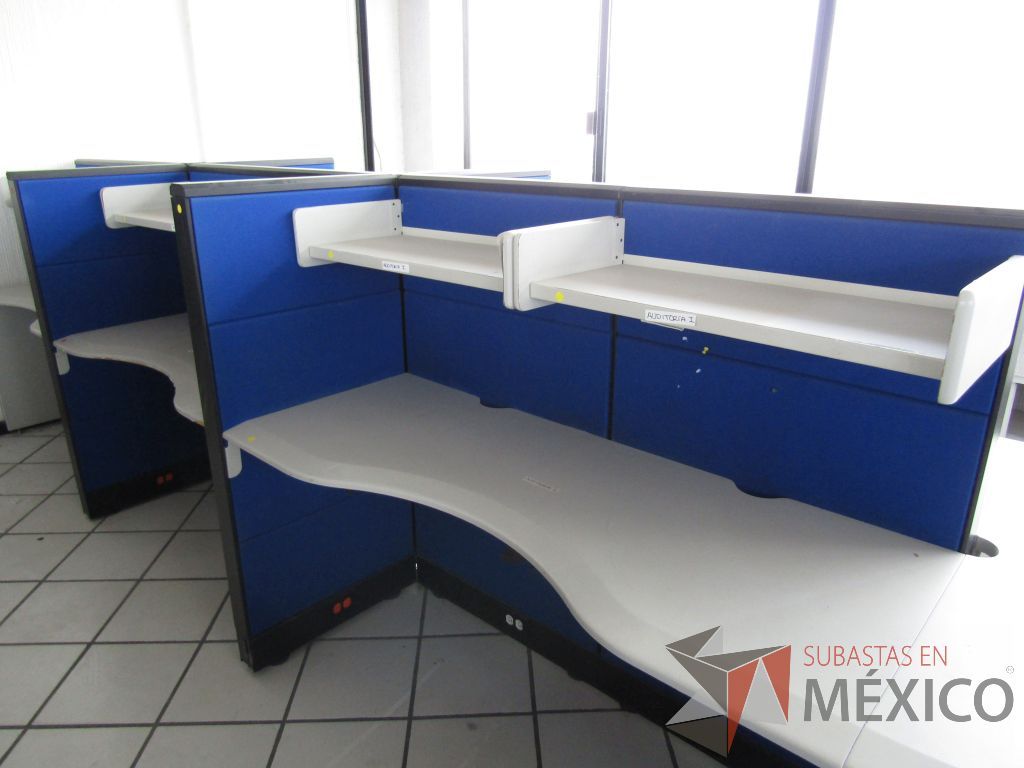 Lote 045 - Estación de trabajo para 8 personas con 8 repisas para documentos y 8 archiveros verticales de 3 cajones - Imagen 8