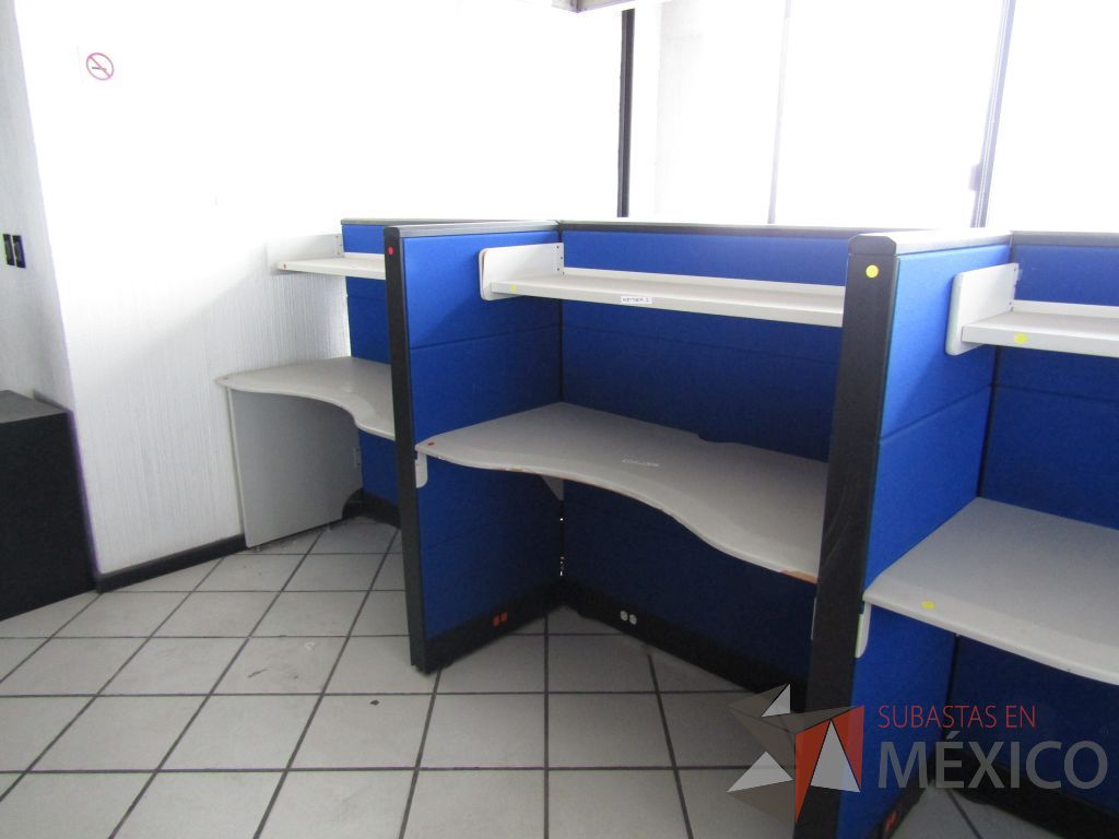 Lote 045 - Estación de trabajo para 8 personas con 8 repisas para documentos y 8 archiveros verticales de 3 cajones - Imagen 9