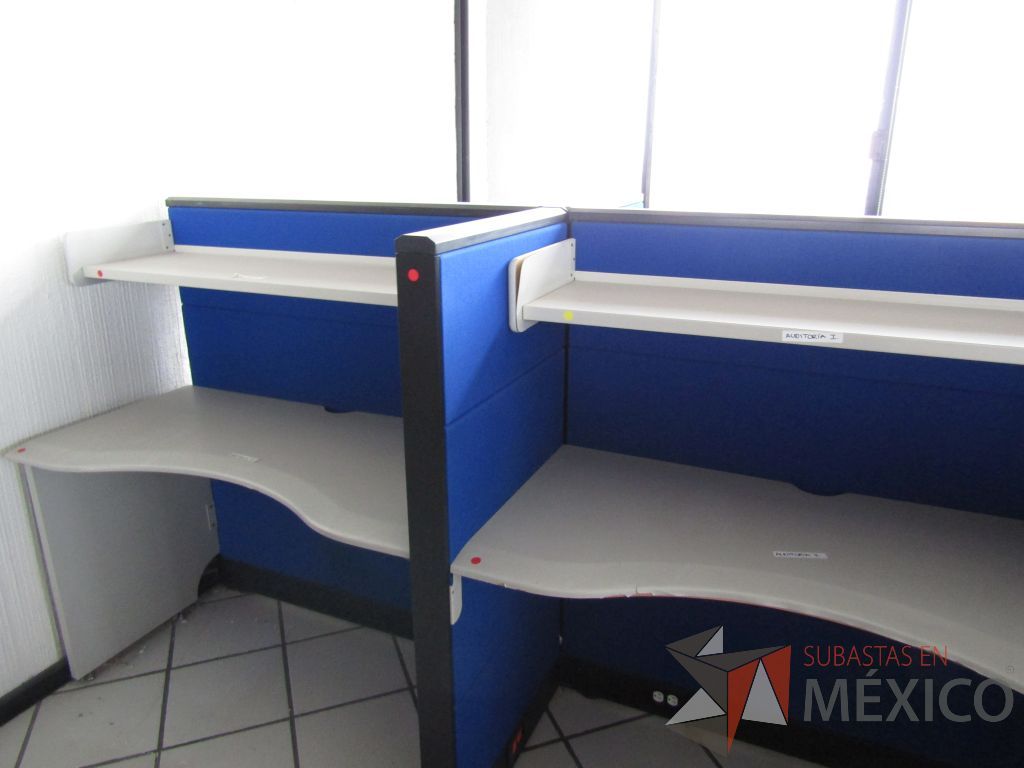 Lote 045 - Estación de trabajo para 8 personas con 8 repisas para documentos y 8 archiveros verticales de 3 cajones - Imagen 10