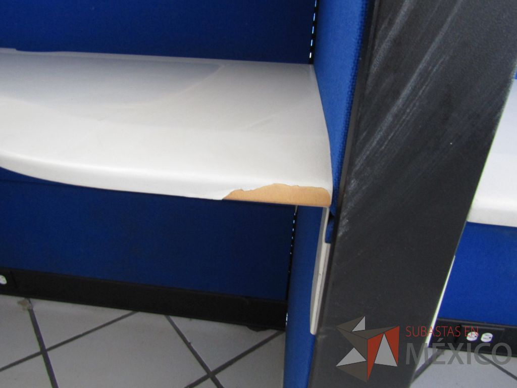Lote 045 - Estación de trabajo para 8 personas con 8 repisas para documentos y 8 archiveros verticales de 3 cajones - Imagen 14