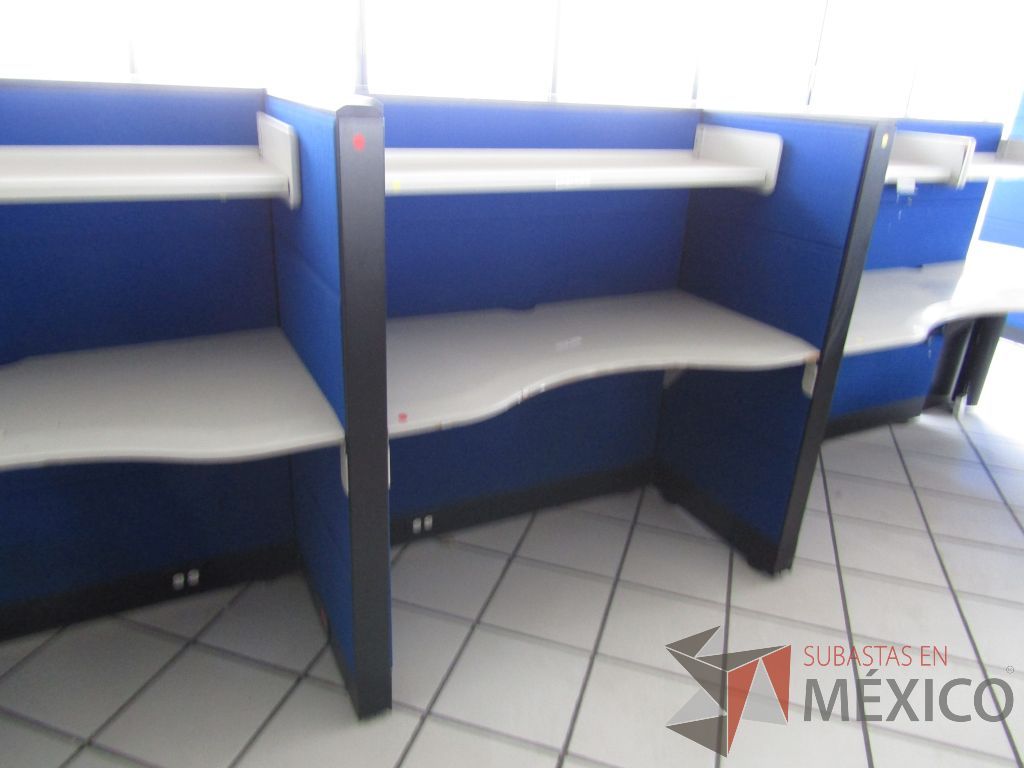 Lote 045 - Estación de trabajo para 8 personas con 8 repisas para documentos y 8 archiveros verticales de 3 cajones - Imagen 16