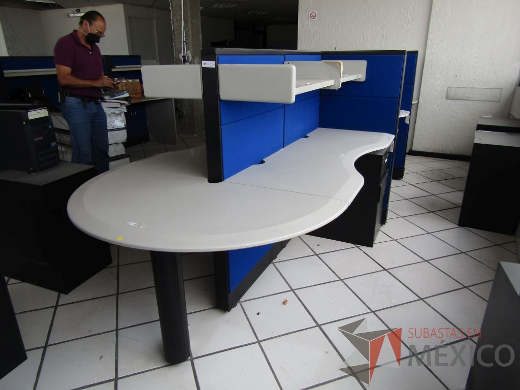 Lote 045 - Estación de trabajo para 8 personas con 8 repisas para documentos y 8 archiveros verticales de 3 cajones - Imagen 17