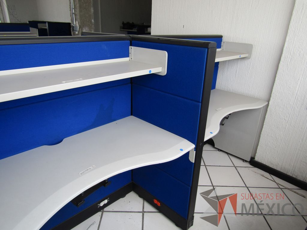 Lote 045 - Estación de trabajo para 8 personas con 8 repisas para documentos y 8 archiveros verticales de 3 cajones - Imagen 18