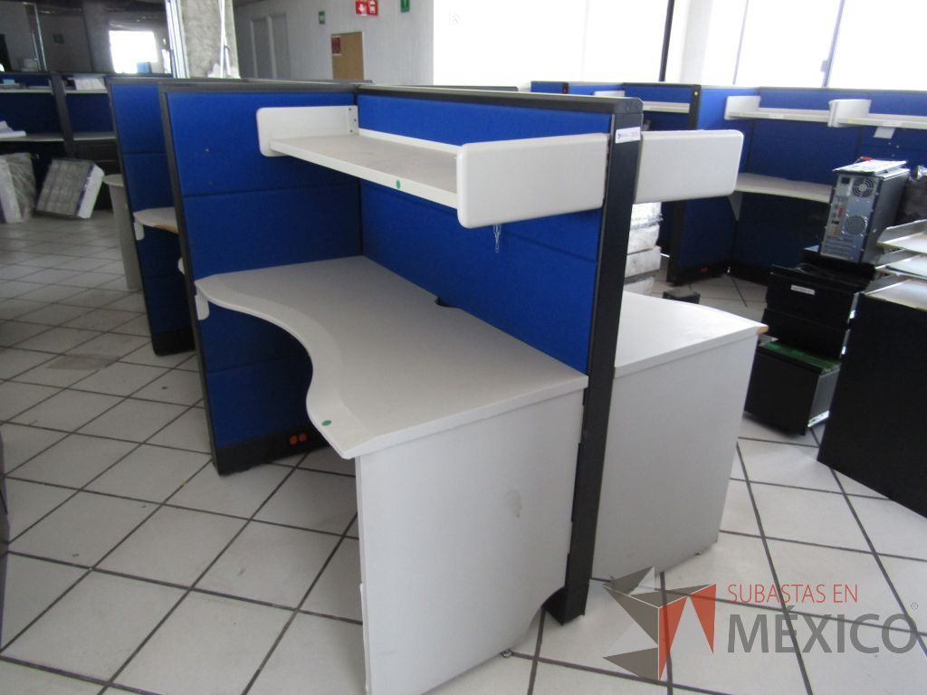 Lote 010 - Estación de trabajo para 6 personas de mampara alta con tapas color azul, 6 repisas y 6 Archiveros verticales de 3 cajones - Imagen 3