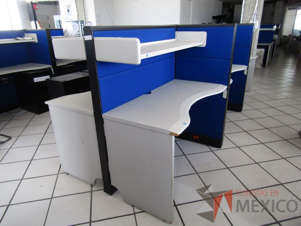 Lote 010 - Estación de trabajo para 6 personas de mampara alta con tapas color azul, 6 repisas y 6 Archiveros verticales de 3 cajones - Imagen 4