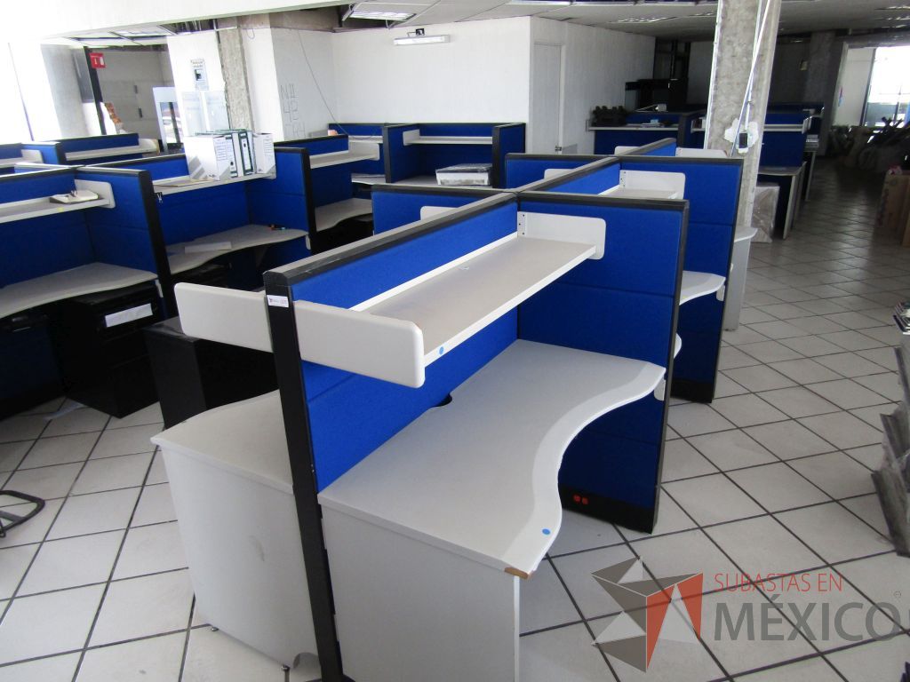 Lote 010 - Estación de trabajo para 6 personas de mampara alta con tapas color azul, 6 repisas y 6 Archiveros verticales de 3 cajones - Imagen 5