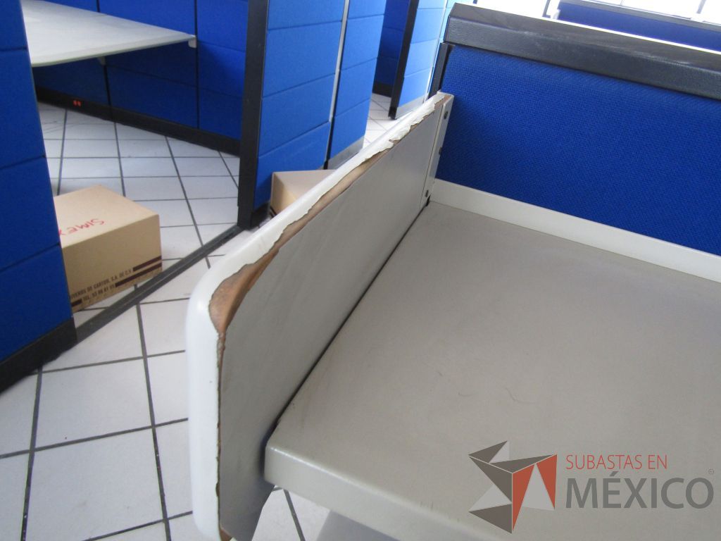 Lote 010 - Estación de trabajo para 6 personas de mampara alta con tapas color azul, 6 repisas y 6 Archiveros verticales de 3 cajones - Imagen 7