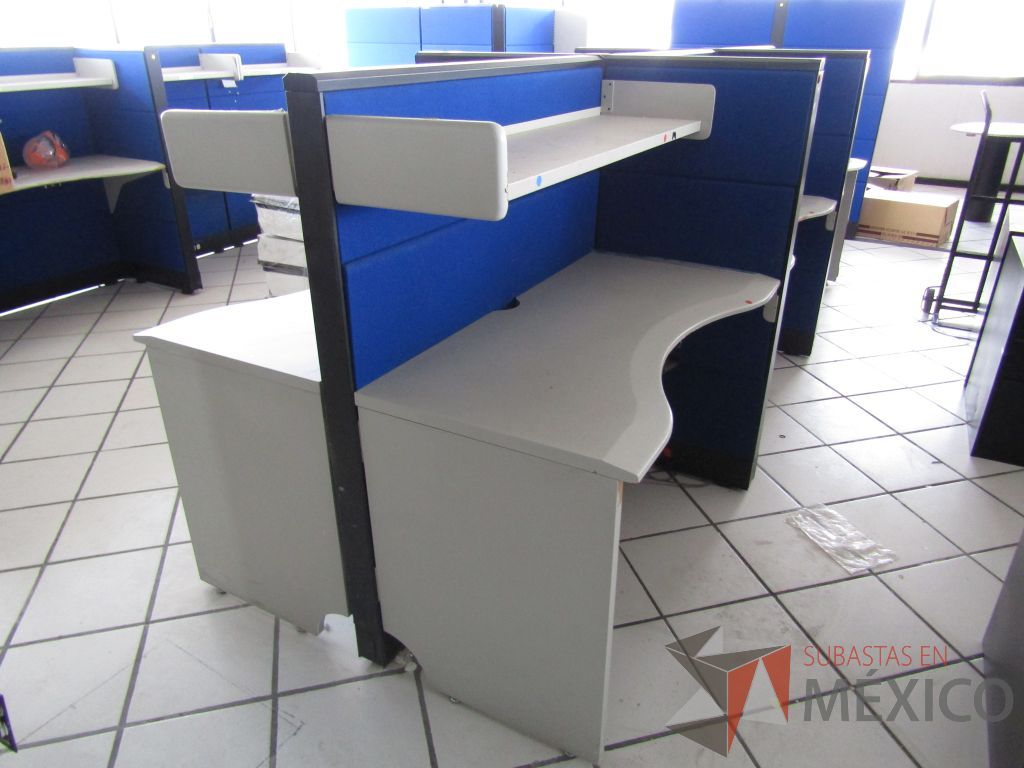 Lote 010 - Estación de trabajo para 6 personas de mampara alta con tapas color azul, 6 repisas y 6 Archiveros verticales de 3 cajones - Imagen 11