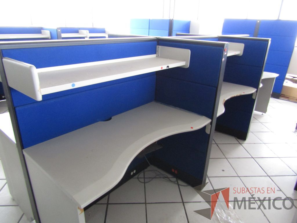Lote 010 - Estación de trabajo para 6 personas de mampara alta con tapas color azul, 6 repisas y 6 Archiveros verticales de 3 cajones - Imagen 12
