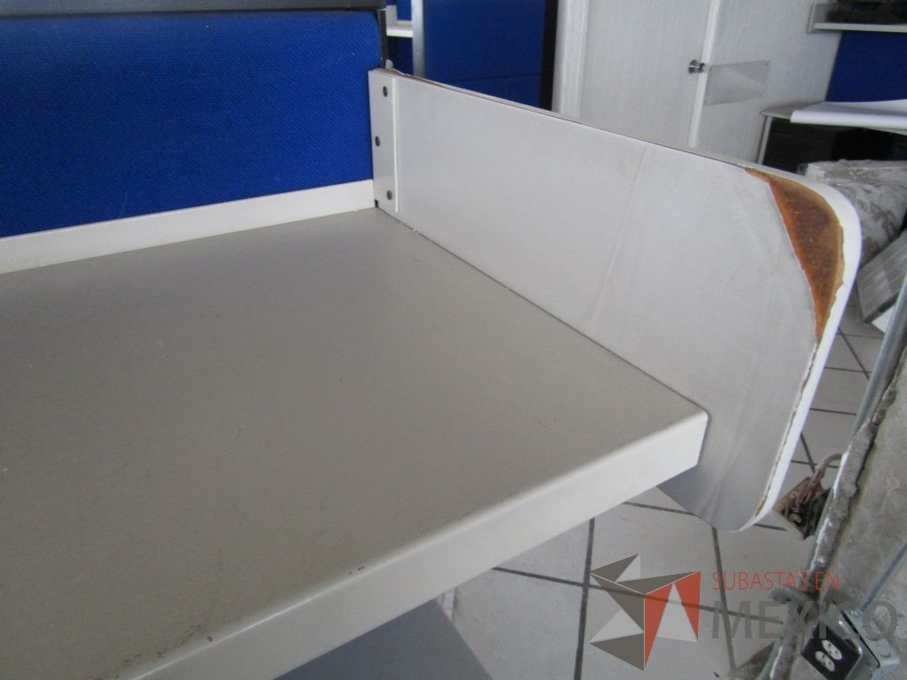 Lote 010 - Estación de trabajo para 6 personas de mampara alta con tapas color azul, 6 repisas y 6 Archiveros verticales de 3 cajones - Imagen 13