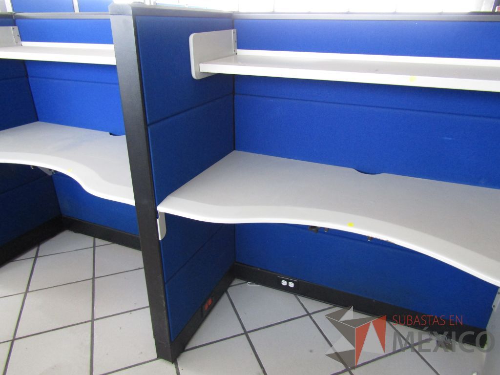 Lote 010 - Estación de trabajo para 6 personas de mampara alta con tapas color azul, 6 repisas y 6 Archiveros verticales de 3 cajones - Imagen 14
