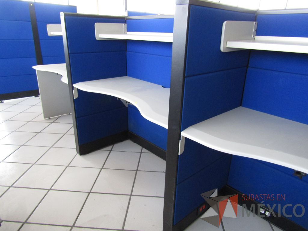 Lote 010 - Estación de trabajo para 6 personas de mampara alta con tapas color azul, 6 repisas y 6 Archiveros verticales de 3 cajones - Imagen 15