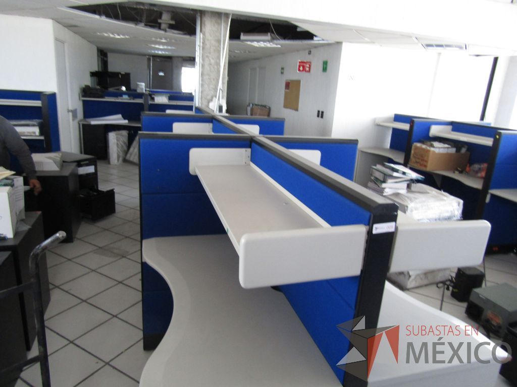 Lote 010 - Estación de trabajo para 6 personas de mampara alta con tapas color azul, 6 repisas y 6 Archiveros verticales de 3 cajones - Imagen 16