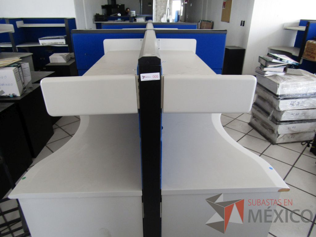 Lote 010 - Estación de trabajo para 6 personas de mampara alta con tapas color azul, 6 repisas y 6 Archiveros verticales de 3 cajones - Imagen 17