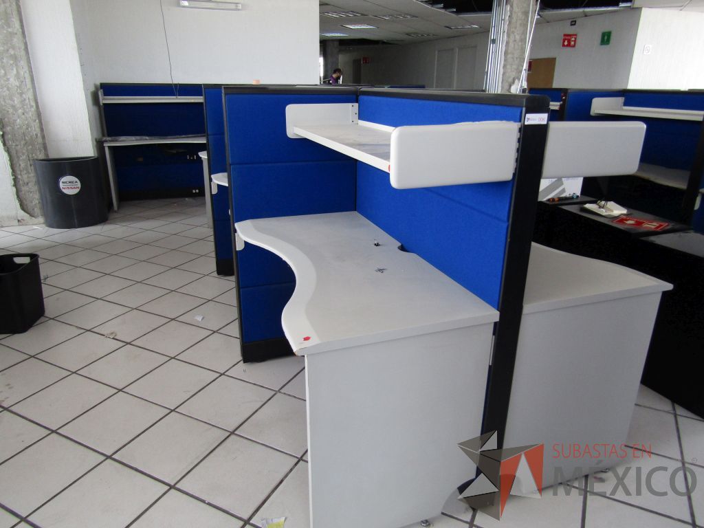Lote 047 - Estación de trabajo para 6 personas con 6 repisas para documentos y 6 archiveros verticales de 3 cajones - Imagen 2