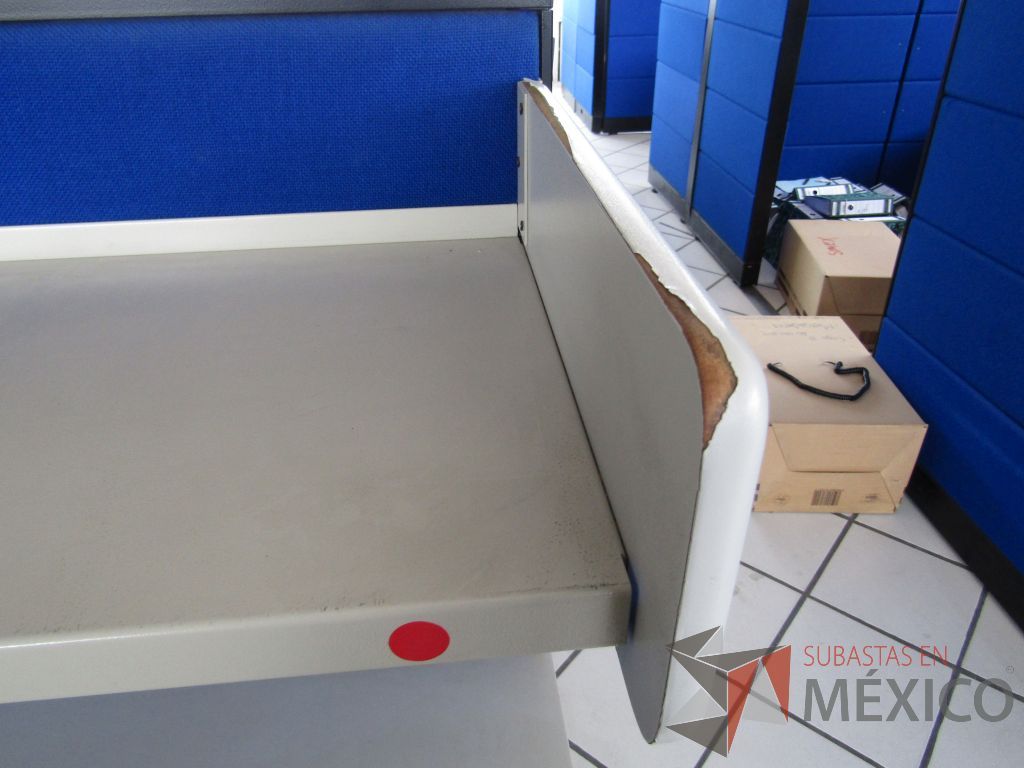 Lote 047 - Estación de trabajo para 6 personas con 6 repisas para documentos y 6 archiveros verticales de 3 cajones - Imagen 3