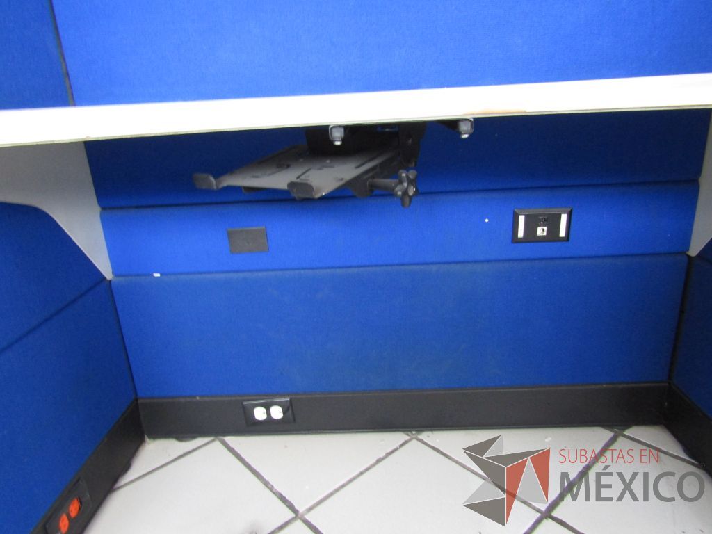 Lote 002 - Estación de trabajo para 6 personas con 6 repisas para documentos y 6 archivero verticales de 3 cajones - Imagen 4