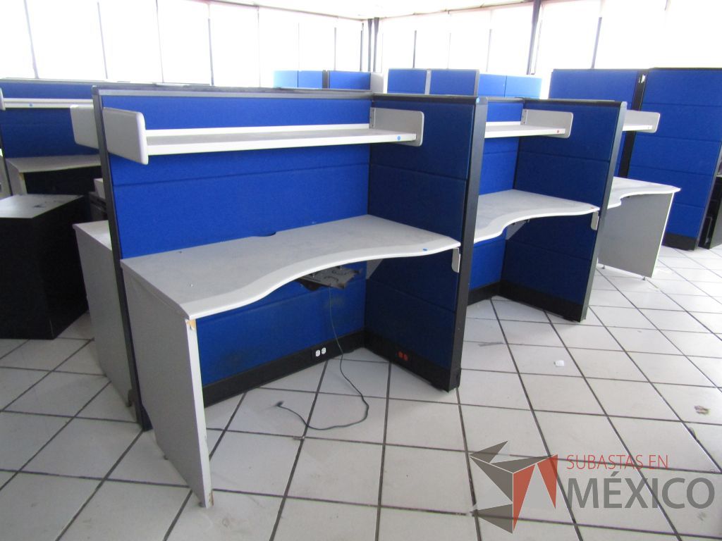 Lote 047 - Estación de trabajo para 6 personas con 6 repisas para documentos y 6 archiveros verticales de 3 cajones