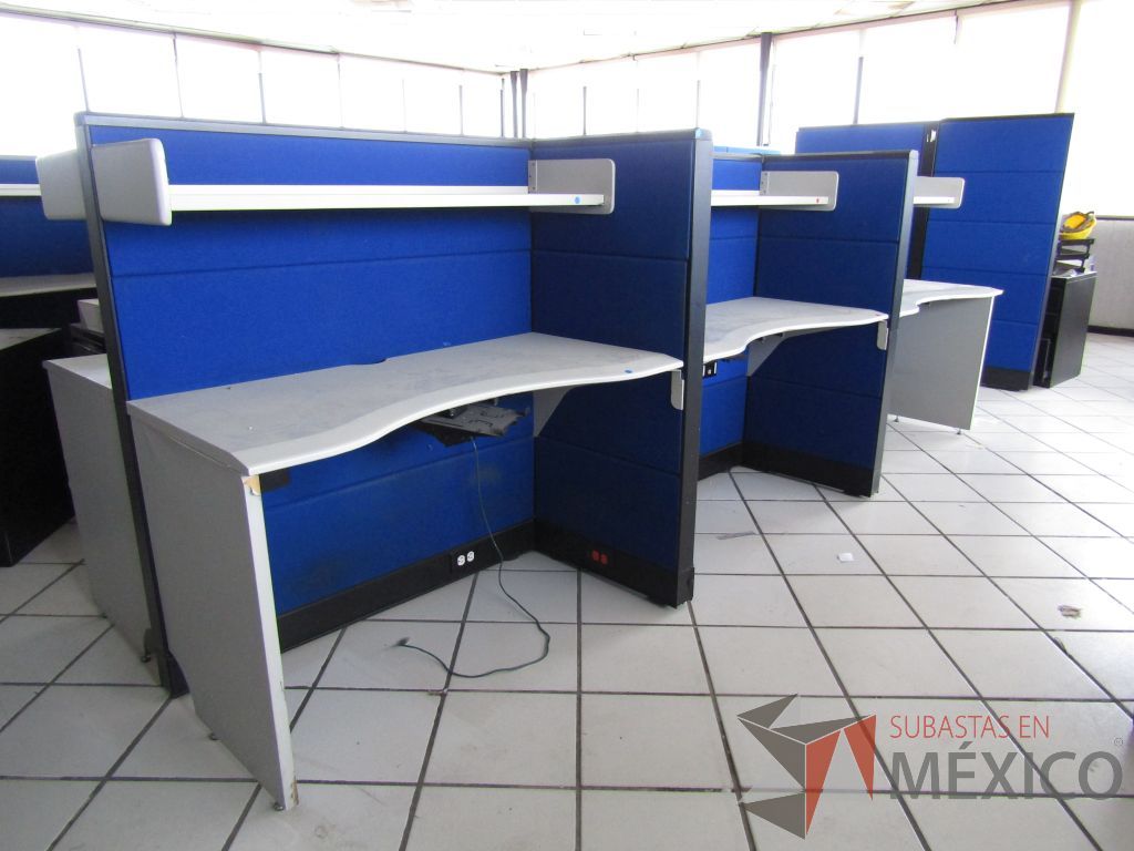 Lote 047 - Estación de trabajo para 6 personas con 6 repisas para documentos y 6 archiveros verticales de 3 cajones - Imagen 5
