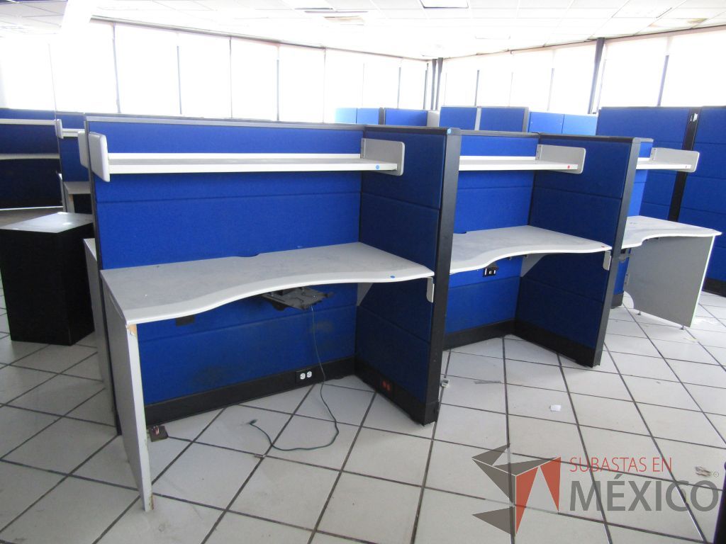 Lote 047 - Estación de trabajo para 6 personas con 6 repisas para documentos y 6 archiveros verticales de 3 cajones - Imagen 6