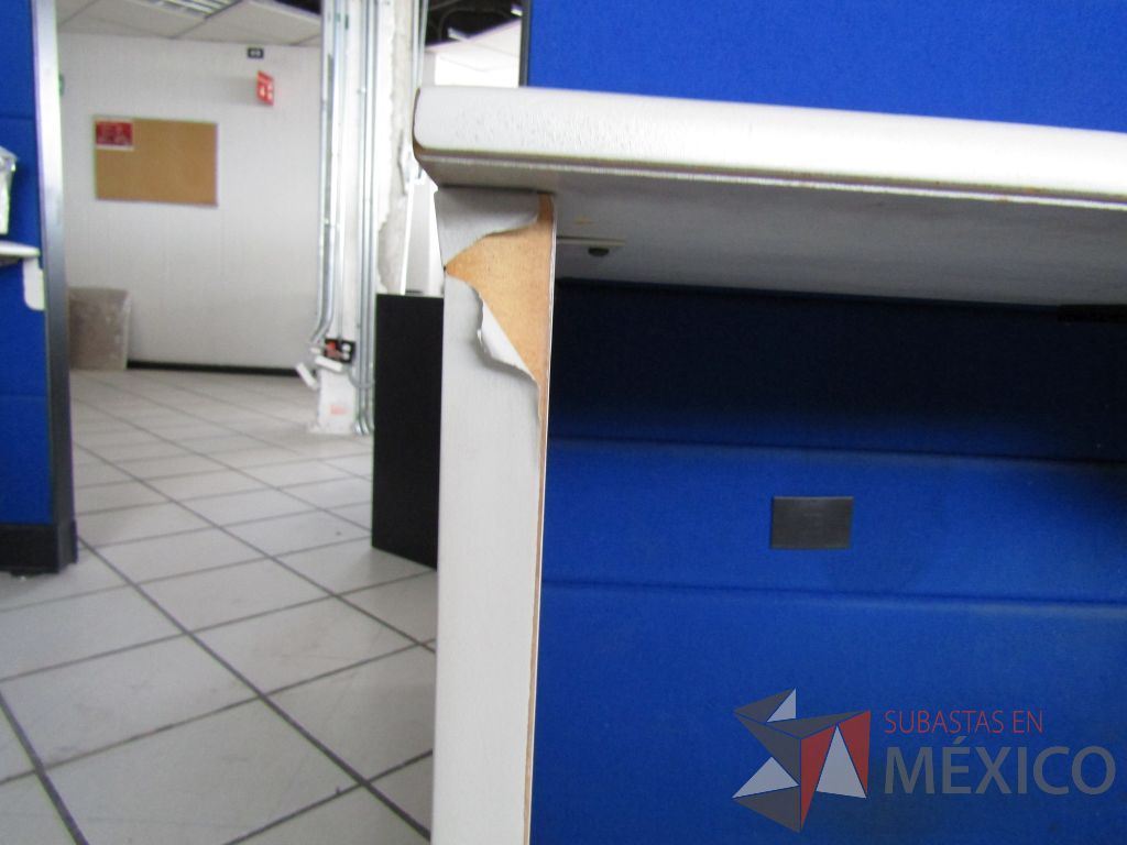 Lote 047 - Estación de trabajo para 6 personas con 6 repisas para documentos y 6 archiveros verticales de 3 cajones - Imagen 7