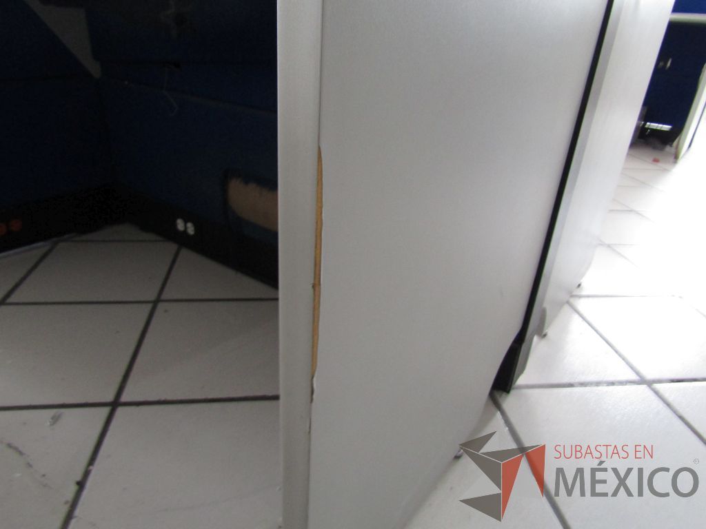 Lote 047 - Estación de trabajo para 6 personas con 6 repisas para documentos y 6 archiveros verticales de 3 cajones - Imagen 8