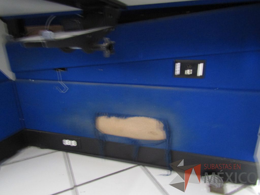 Lote 047 - Estación de trabajo para 6 personas con 6 repisas para documentos y 6 archiveros verticales de 3 cajones - Imagen 10