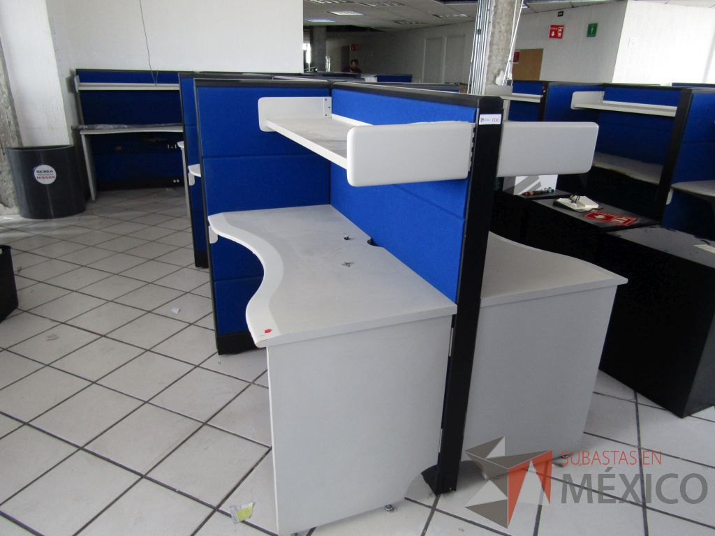 Lote 047 - Estación de trabajo para 6 personas con 6 repisas para documentos y 6 archiveros verticales de 3 cajones - Imagen 15